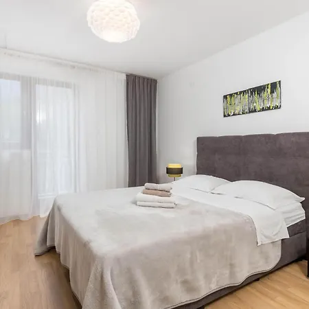 2 Bedroom Lovely In * 洛夫兰